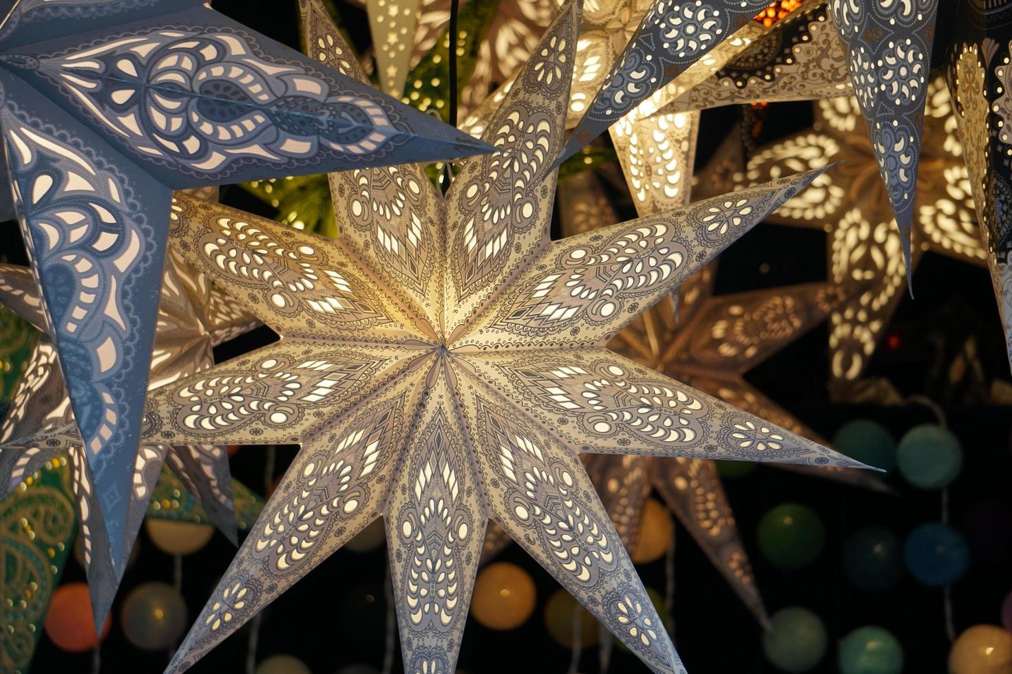 estrellas decorativas tradicionales como linternas navideñas en el mercado navideño. foto