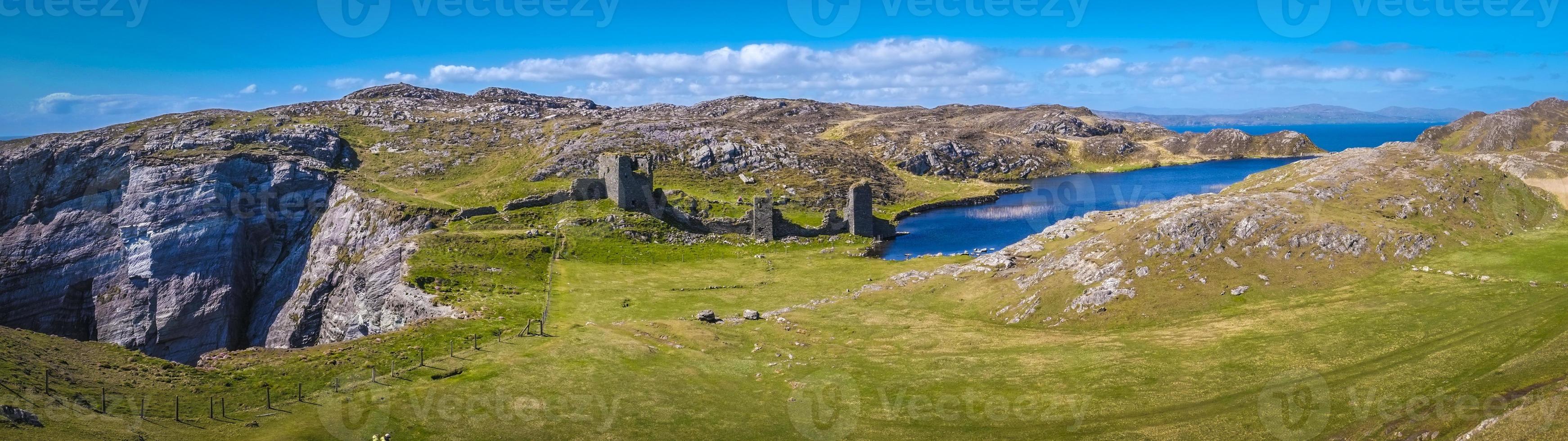 Relajarse en el antiguo castillo de tres cabezas en la península de Mizen en Irlanda foto