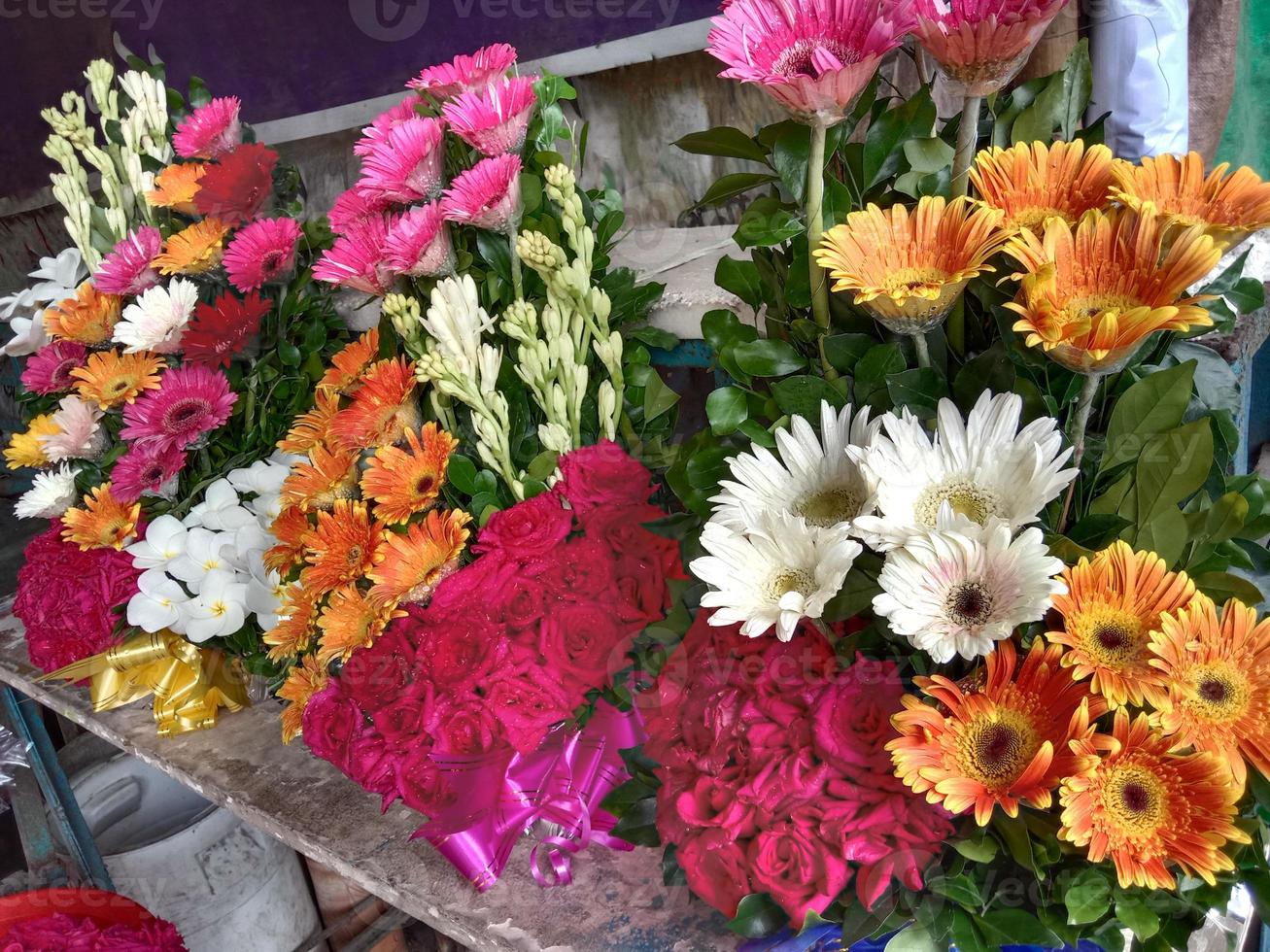 primer plano de ramo de flores de varios colores foto