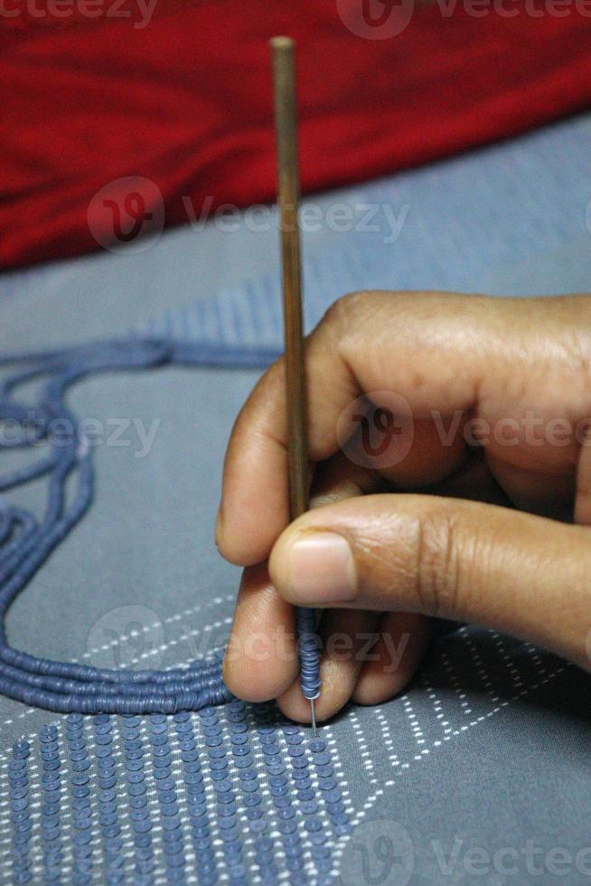 Diseño de zapatos de mujer en tela con aguja de mano. foto