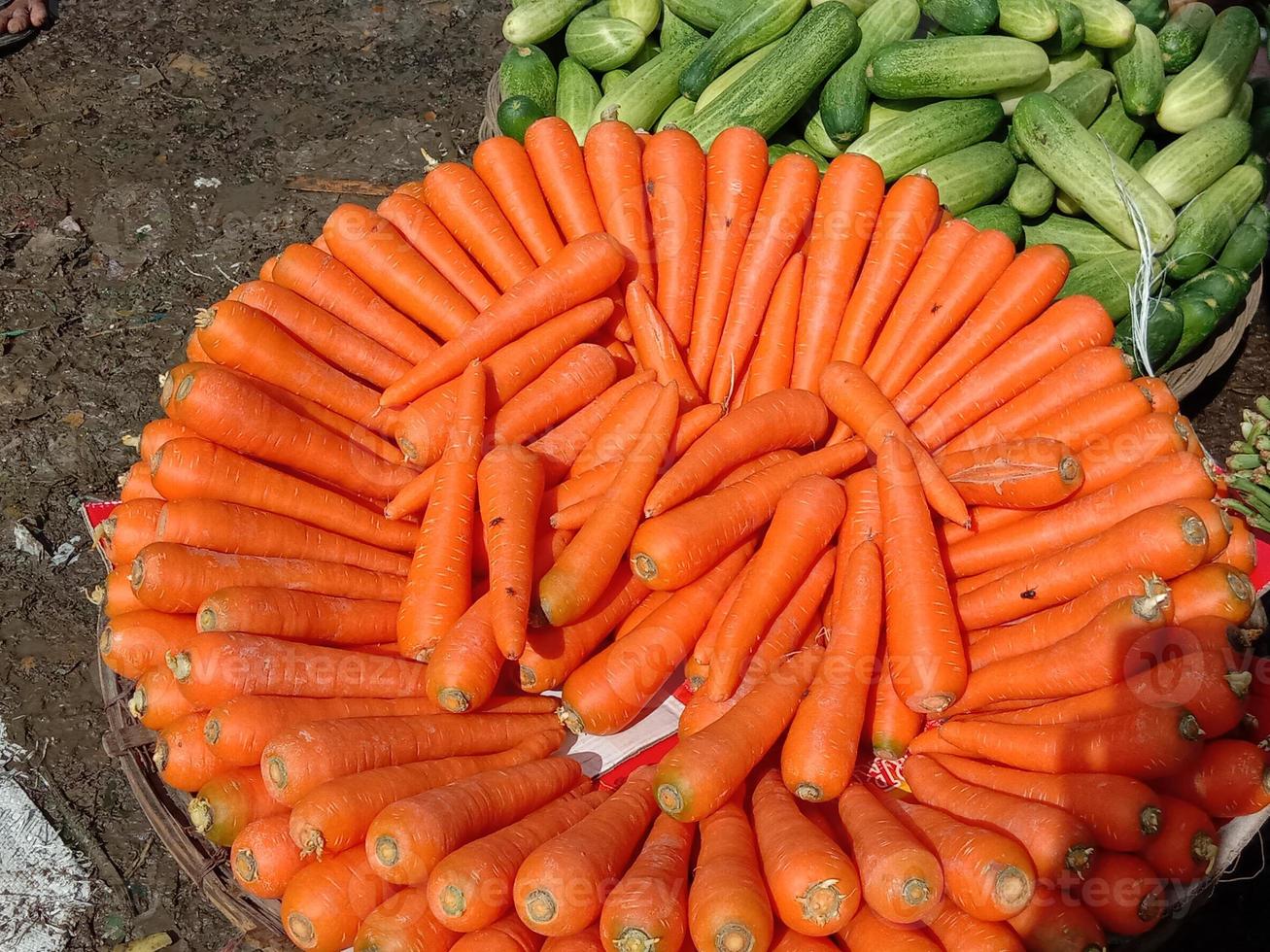 zanahorias frescas, deliciosas y saludables foto