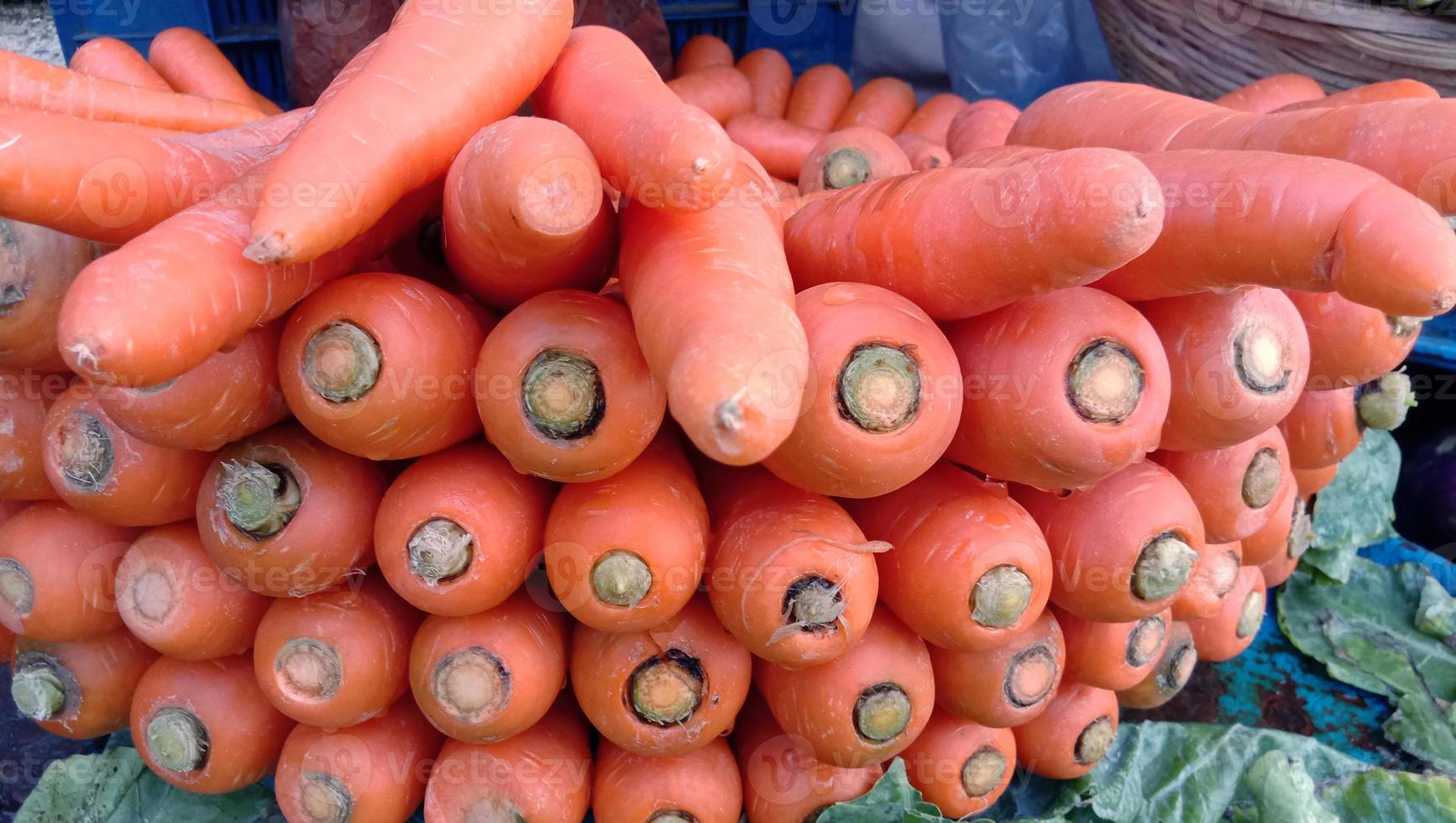 Caldo de zanahoria fresco, sabroso y saludable. foto