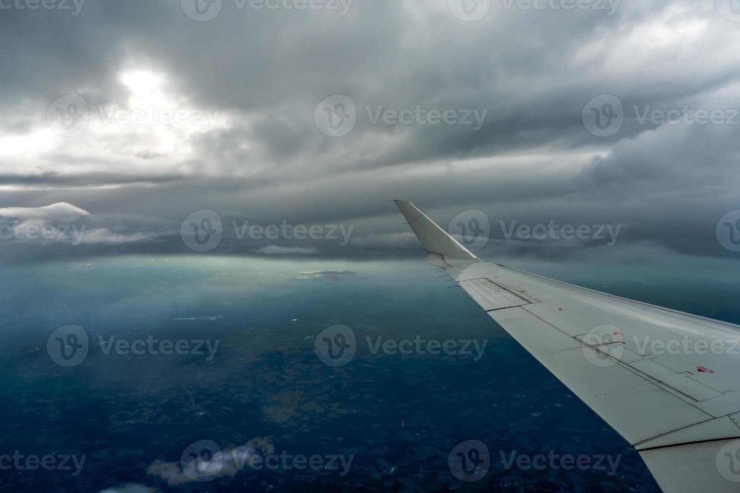 hermosa vista alta del cielo desde las nubes del avión foto