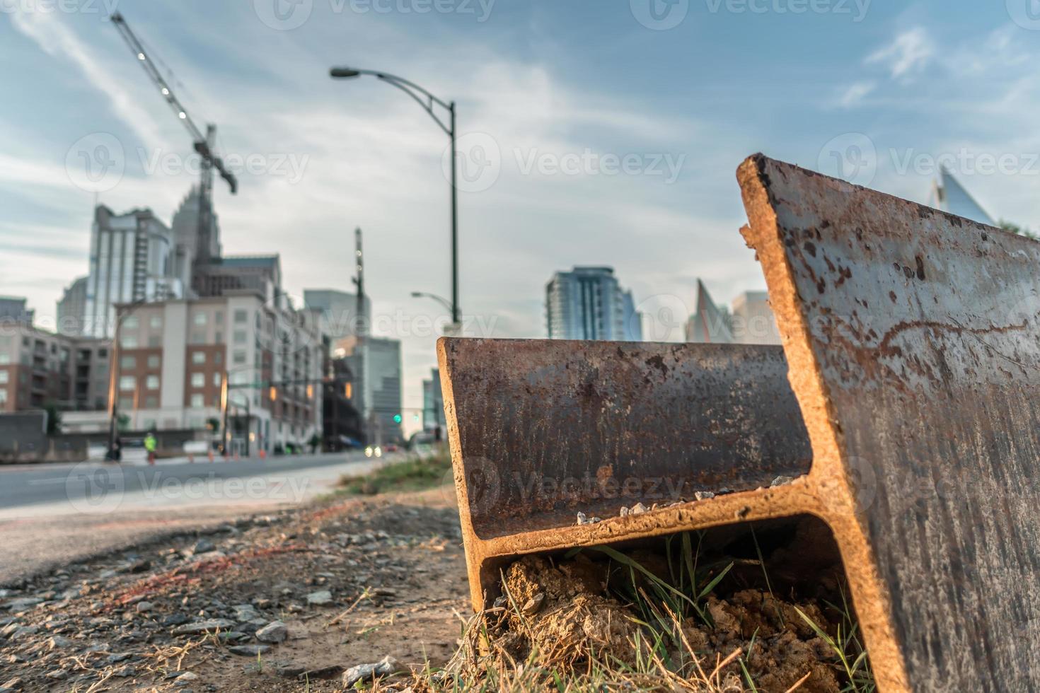 ciudad moderna en construcción por la mañana foto