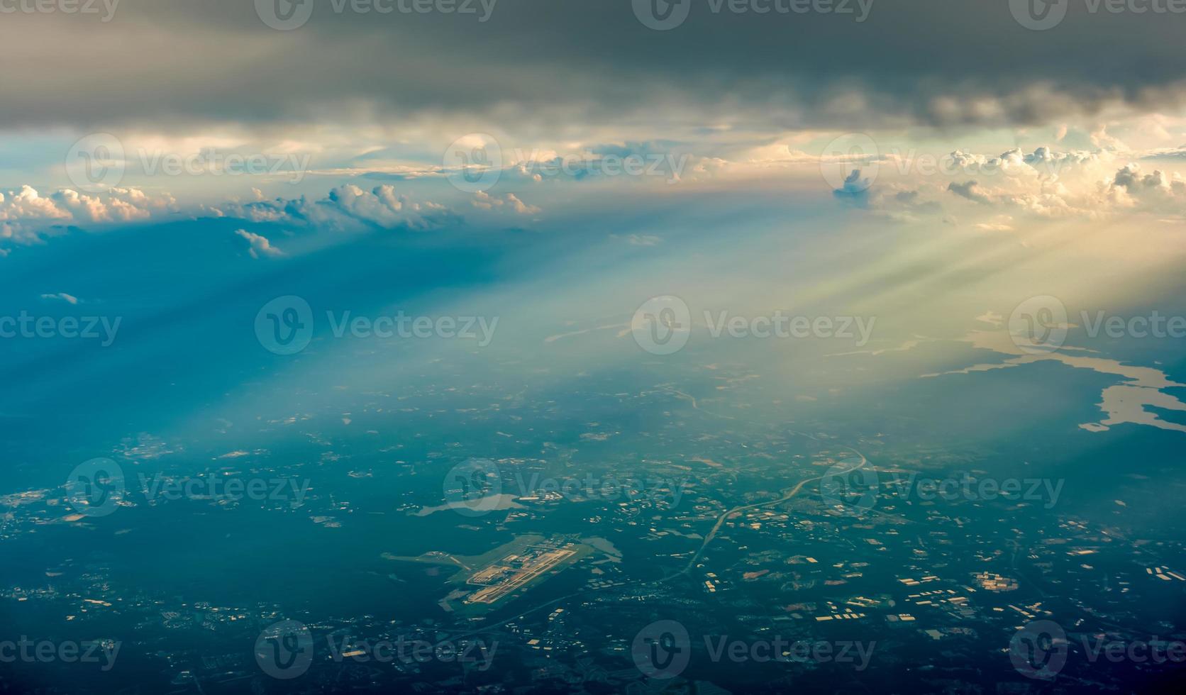 hermosa vista alta del cielo desde las nubes del avión foto