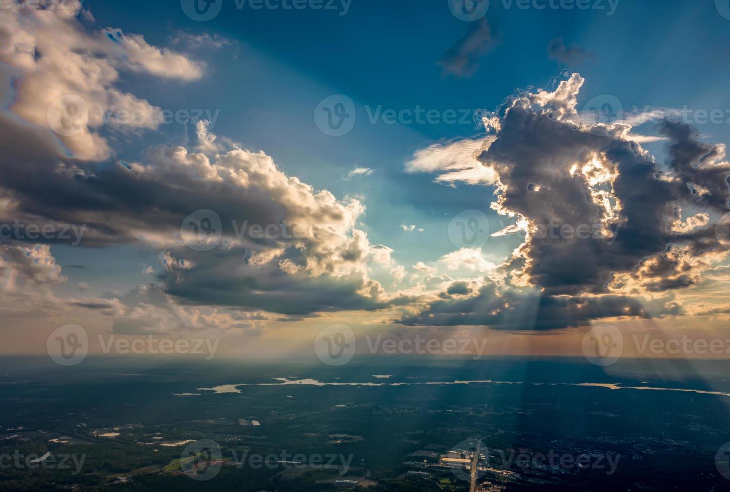 hermosa vista alta del cielo desde las nubes del avión foto