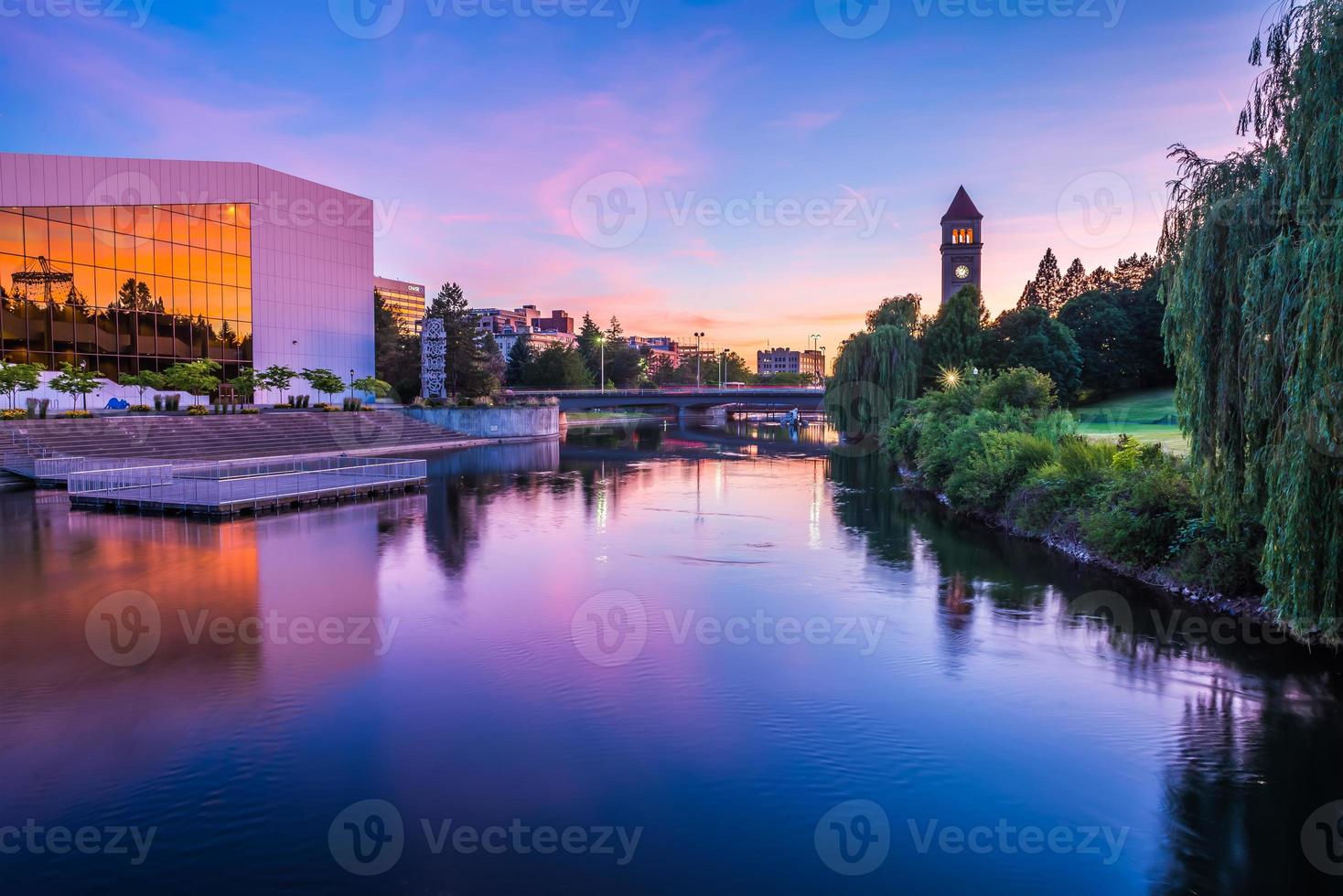 río spokane en el parque ribereño con torre del reloj foto