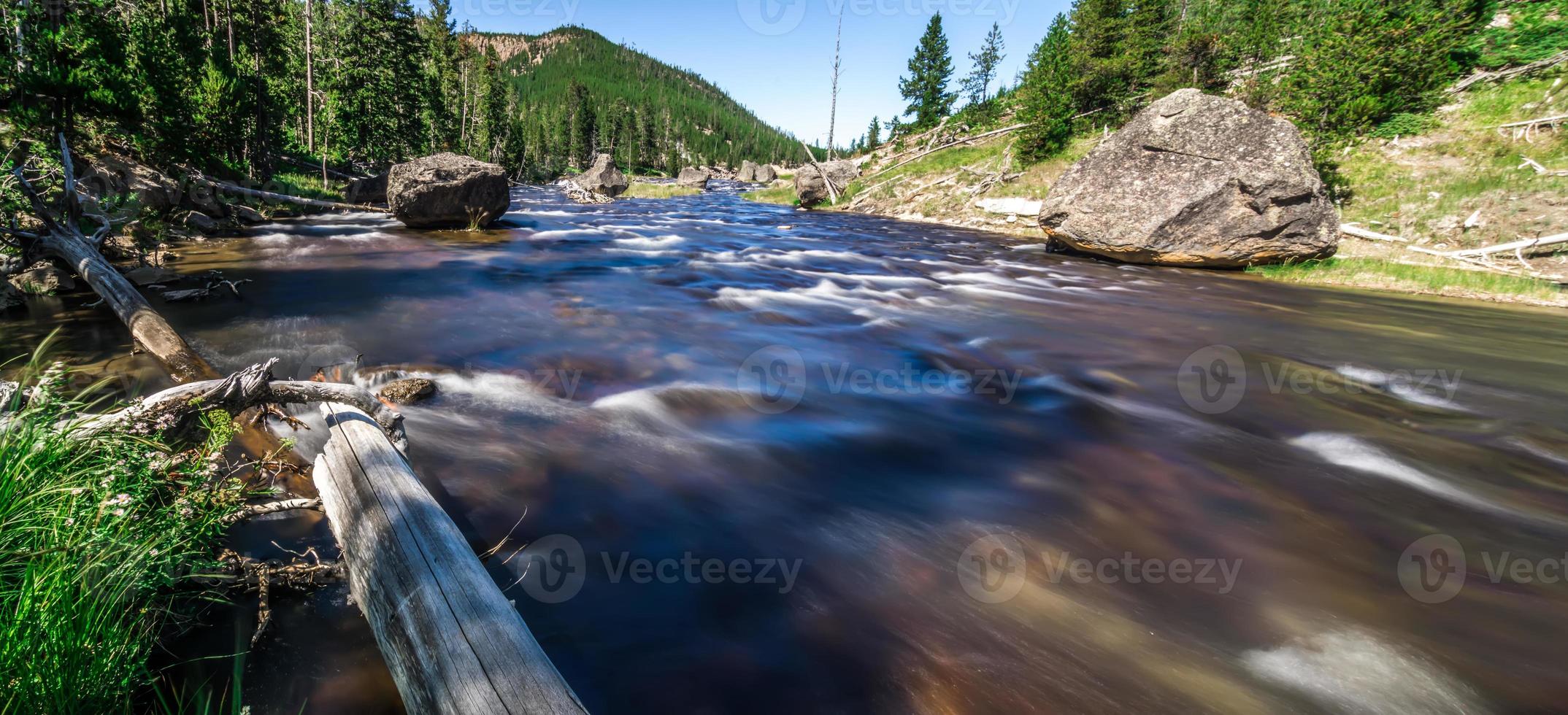 Río obsidiana creek en Yellowstone, Wyoming foto