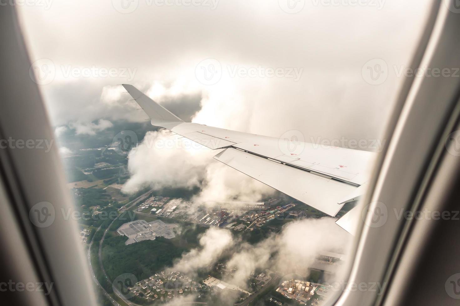 Aterrizando en un día nublado en el aeropuerto de Norfolk, Virginia foto