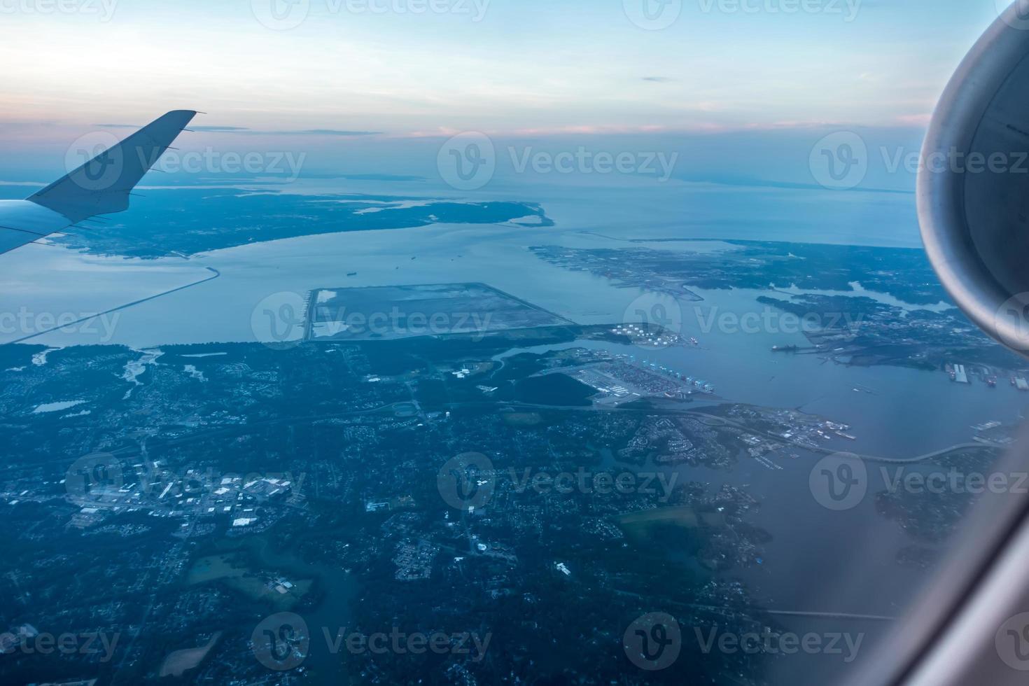 vista del atardecer desde la ventana del avión foto