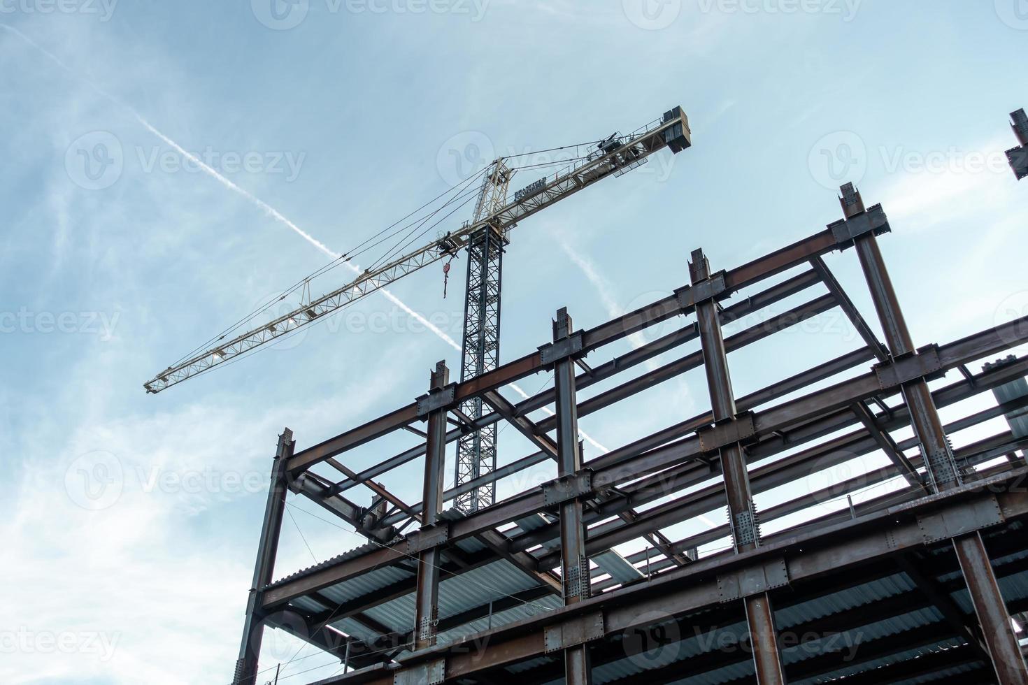 ciudad moderna en construcción por la mañana foto