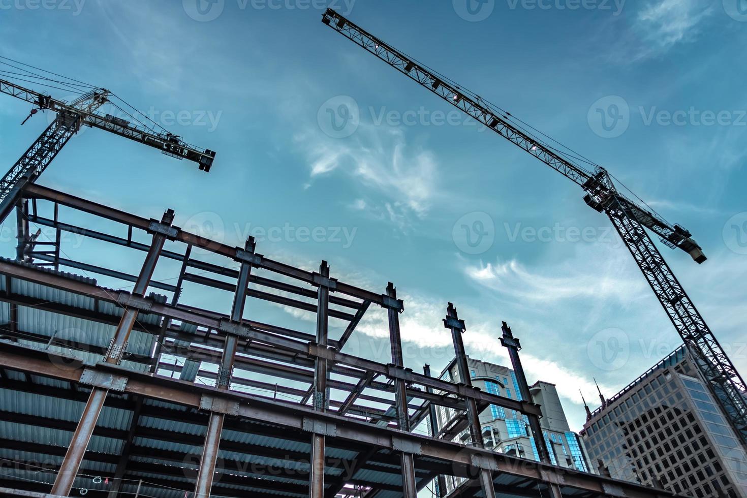 ciudad moderna en construcción por la mañana foto