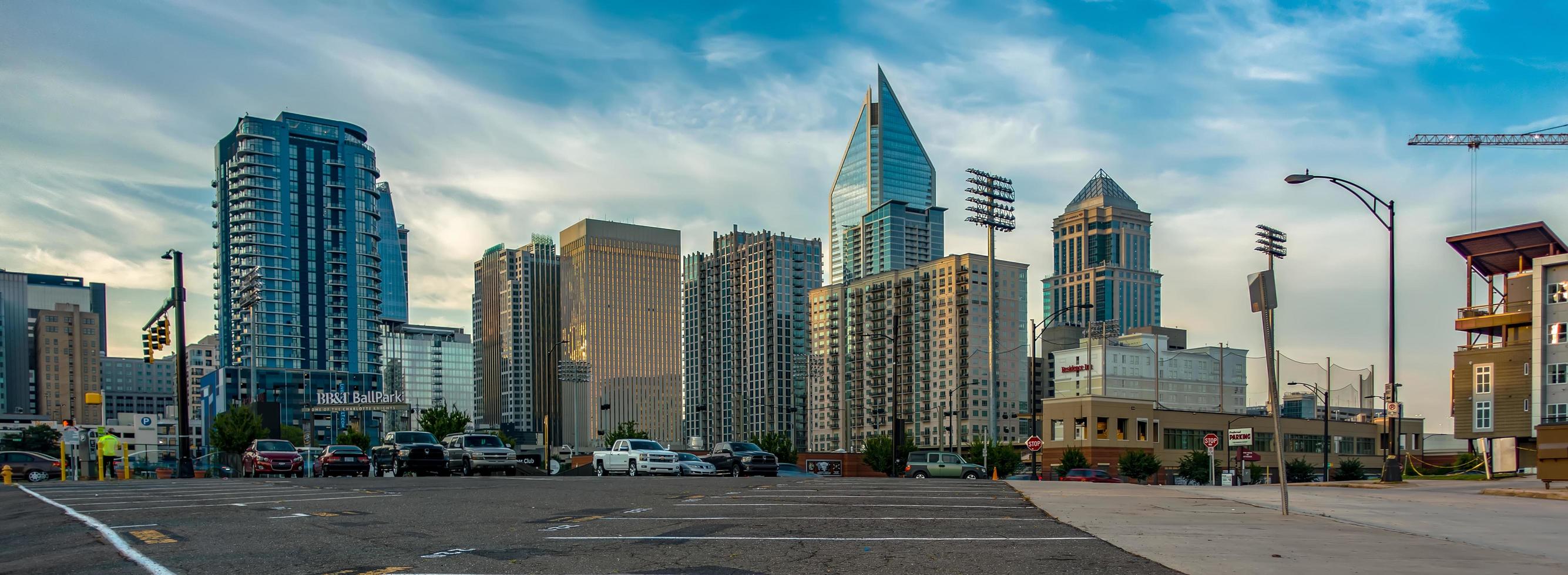 Charlotte, Carolina del Norte, EE. UU., 2021 - amanecer en el horizonte foto