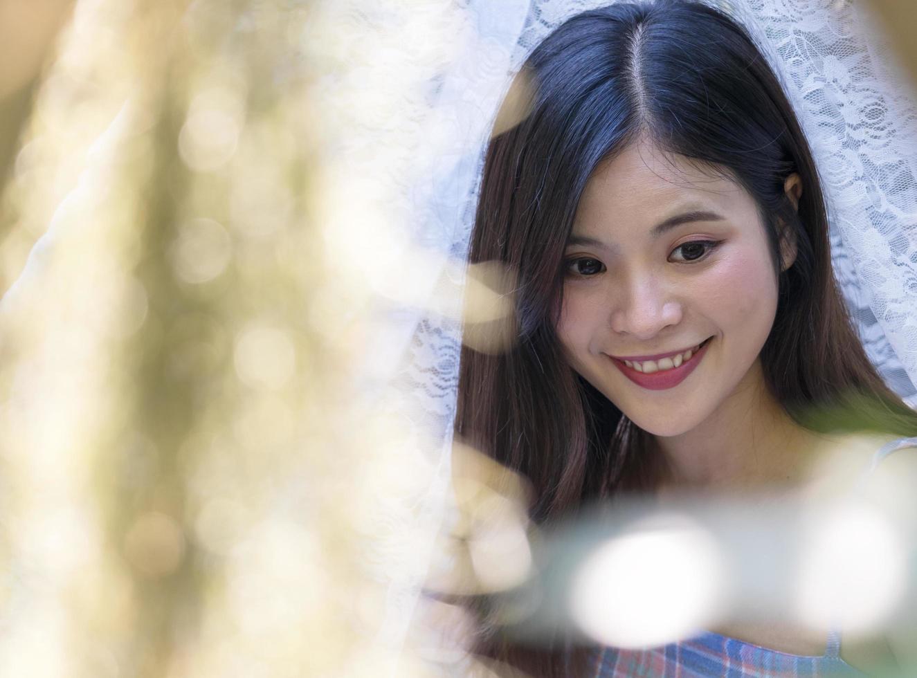 Retrato hermosa joven asiática con sonrisa limpia y encantadora sobre fondo bokeh foto