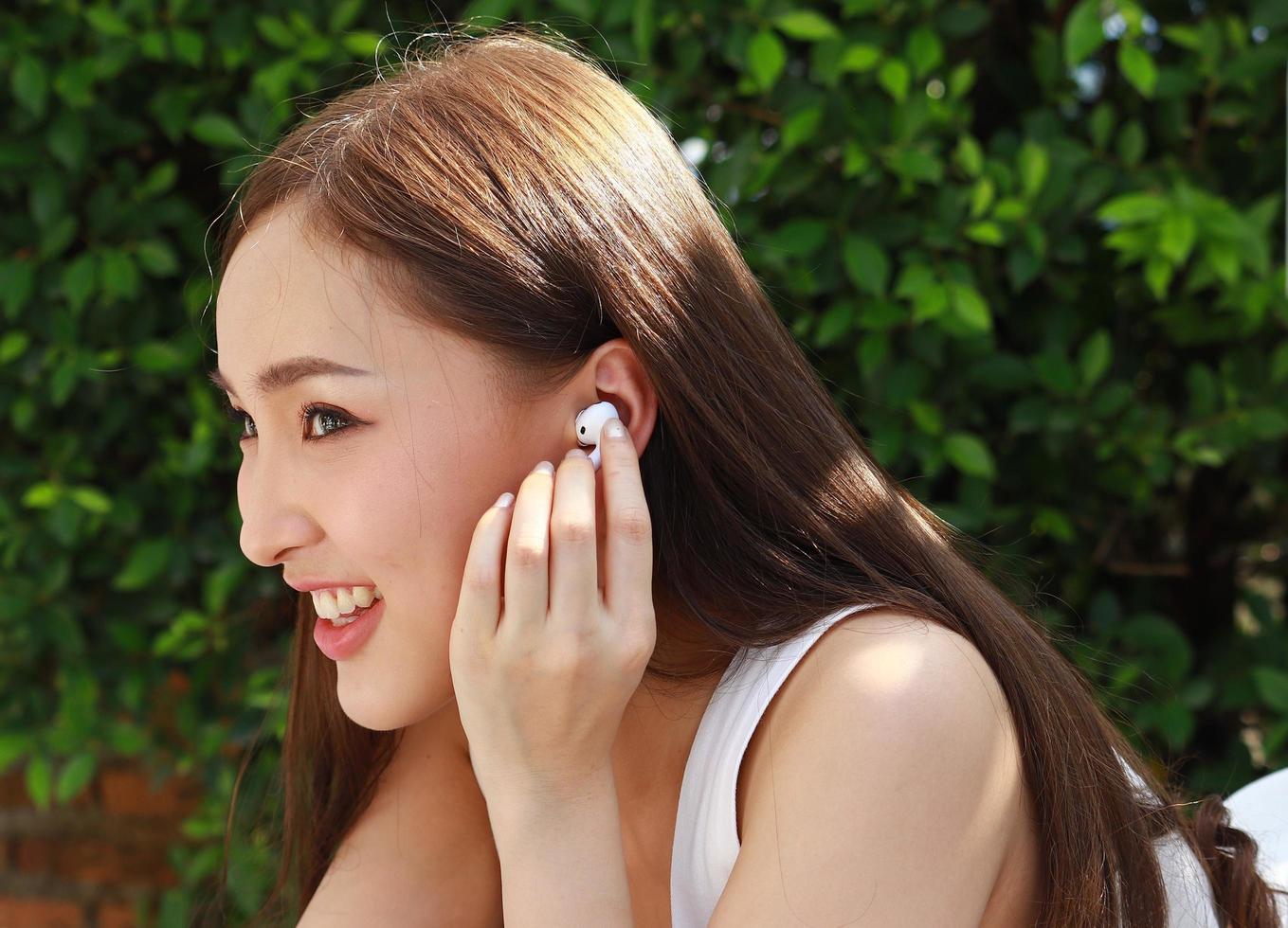 retrato hermosa joven asiática con sonrisa limpia y encantadora chicas guapas relajarse escuchando música en casa de vacaciones. foto