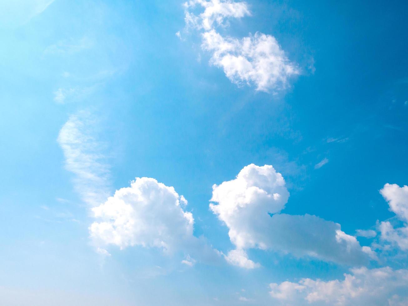 hermoso cielo azul y nubes foto