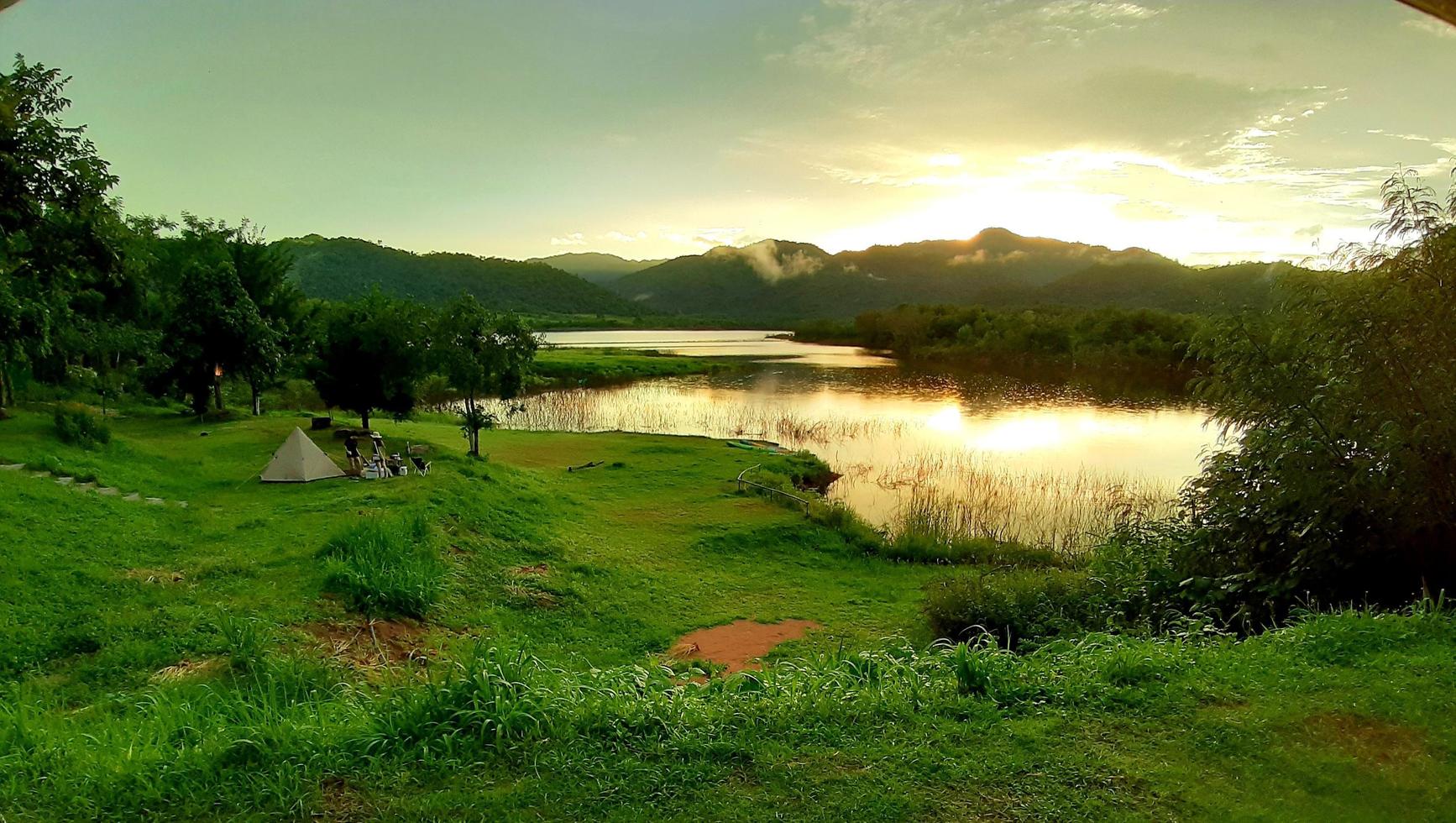 el camping, ratchaburi, tailandia. paisaje con montañas, bosque y un río al frente. hermosos paisajes. foto