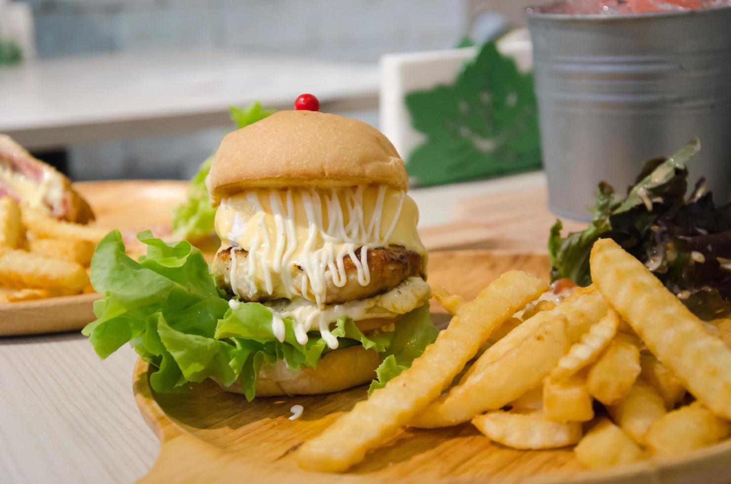 hamburguesa de pollo en la mesa foto