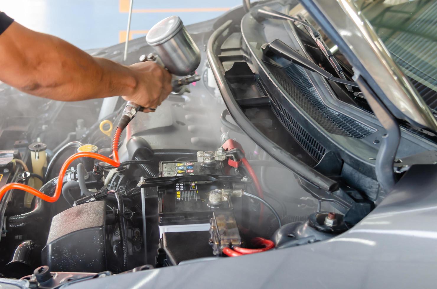 limpie el motor después de lavarlo. rociar el barniz de la sala de máquinas foto