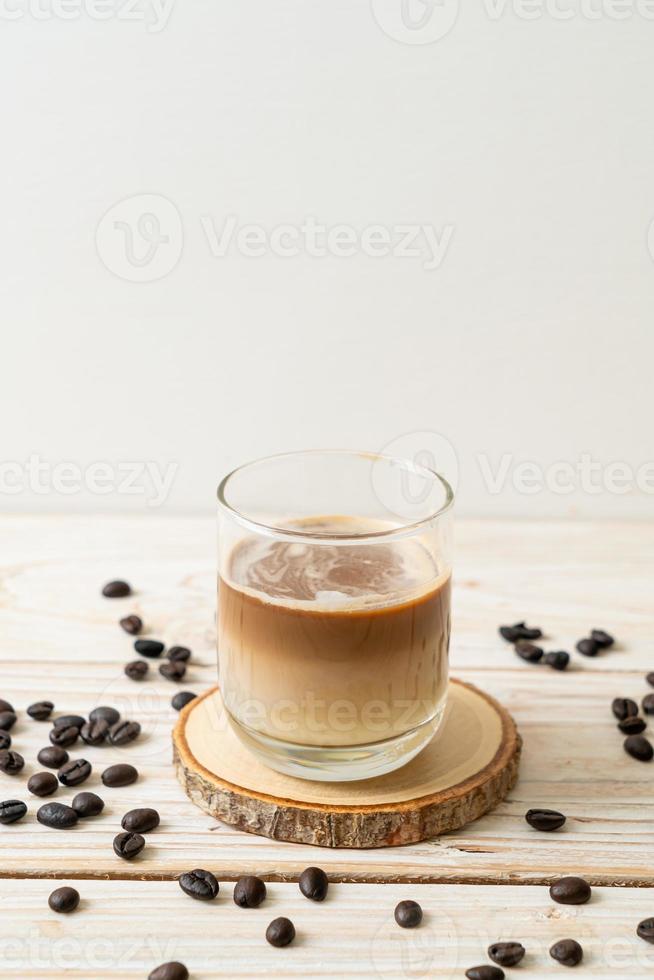 café sucio, leche fría cubierta con un chupito de café expreso caliente foto