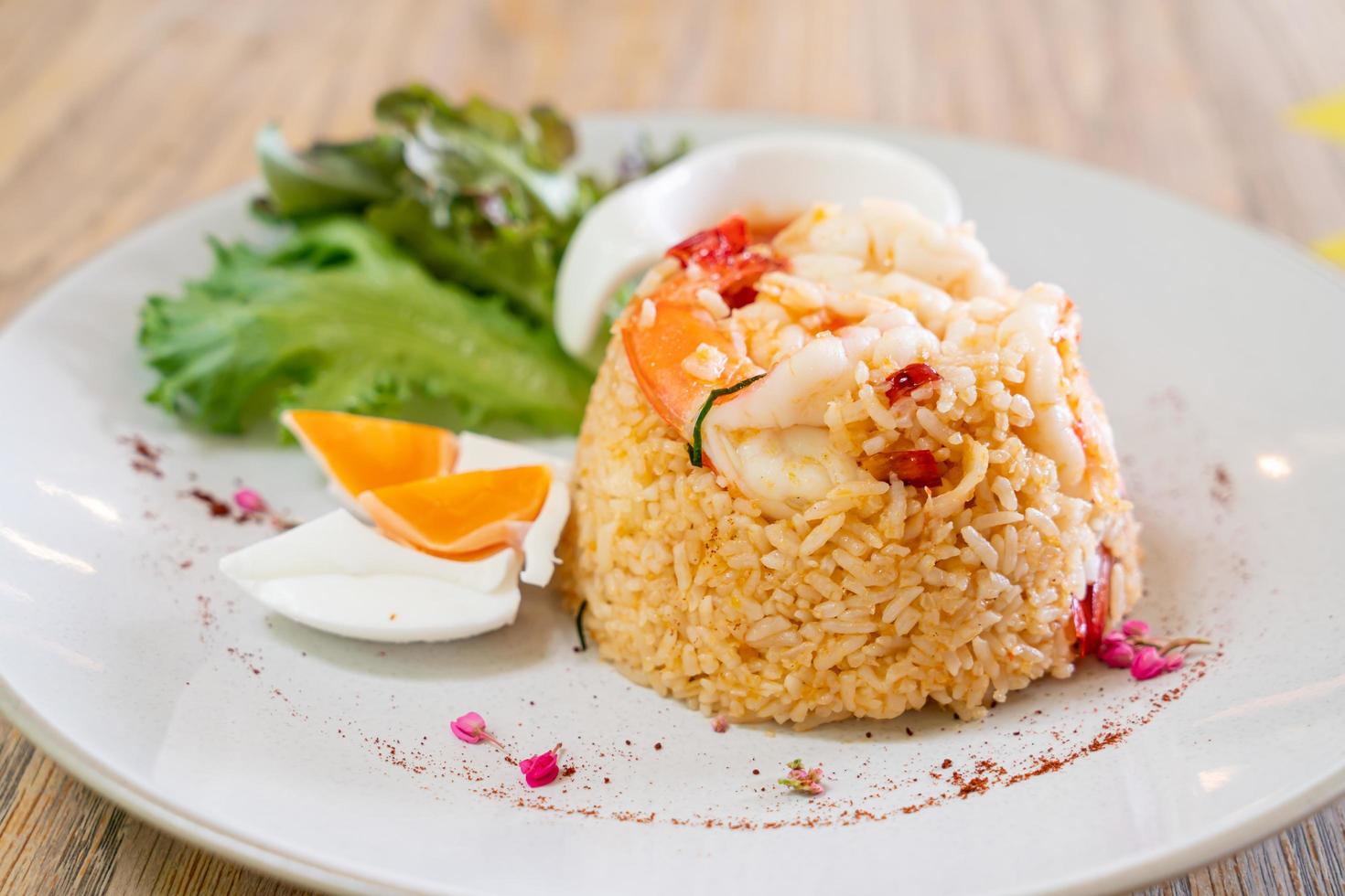 Arroz frito de camarones con huevo salado en un plato foto