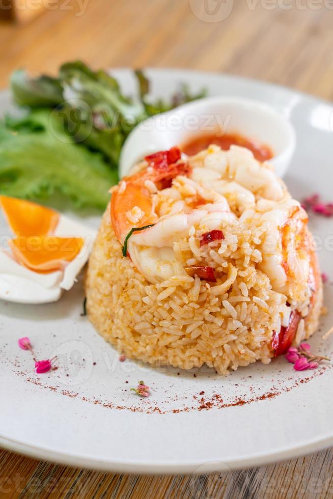 Arroz frito de camarones con huevo salado en un plato foto