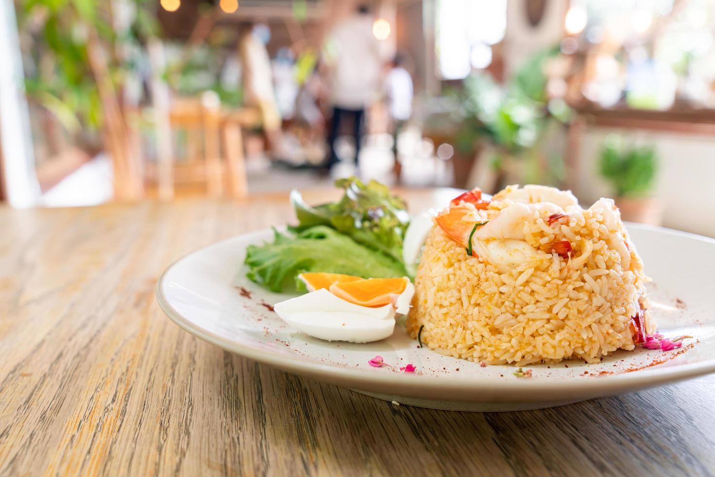 Arroz frito de camarones con huevo salado en un plato foto