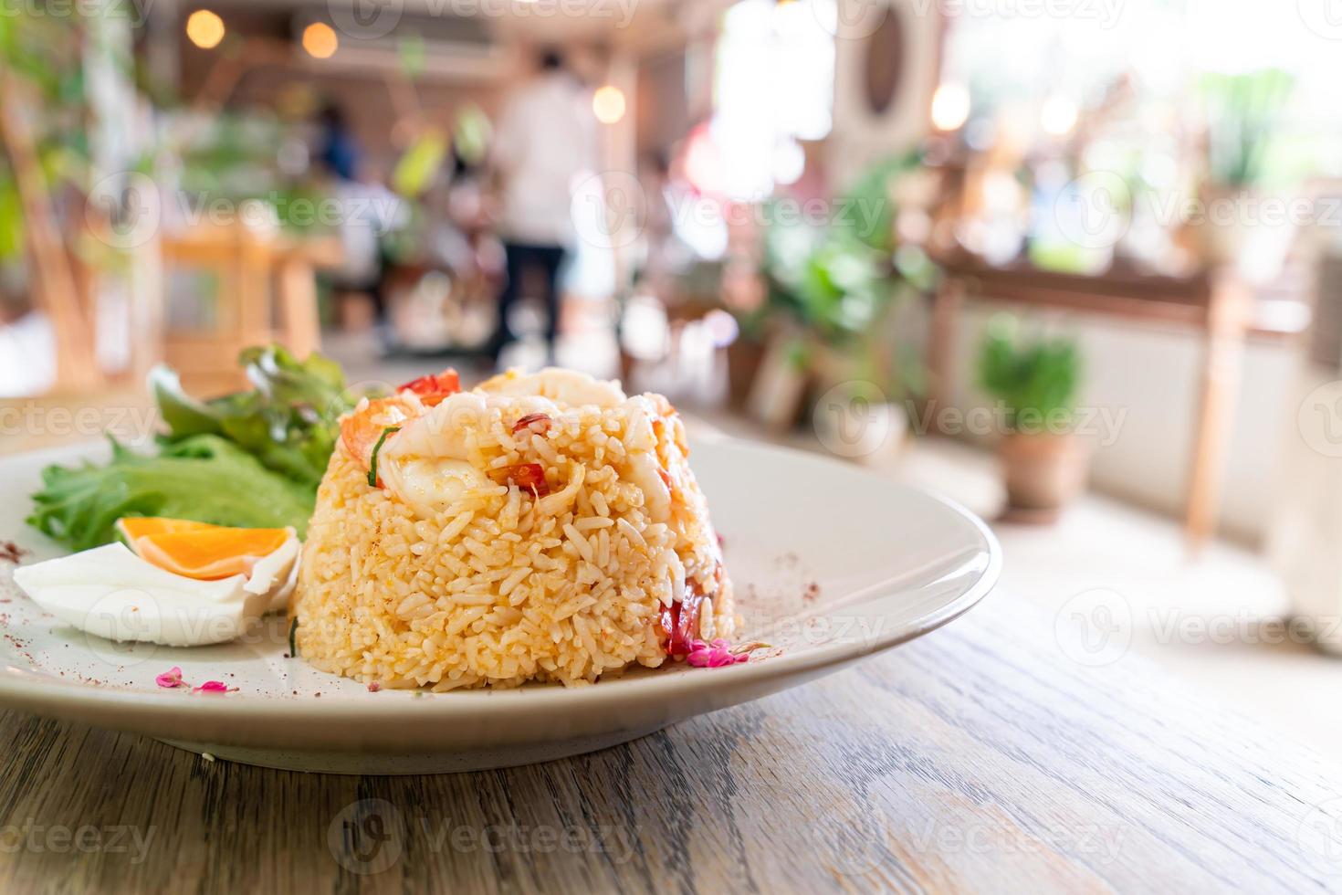 Arroz frito de camarones con huevo salado en un plato foto