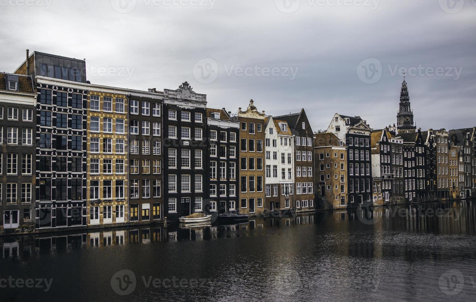 Amsterdam, Holanda - 06 de septiembre de 2018, edificio de la estación central foto