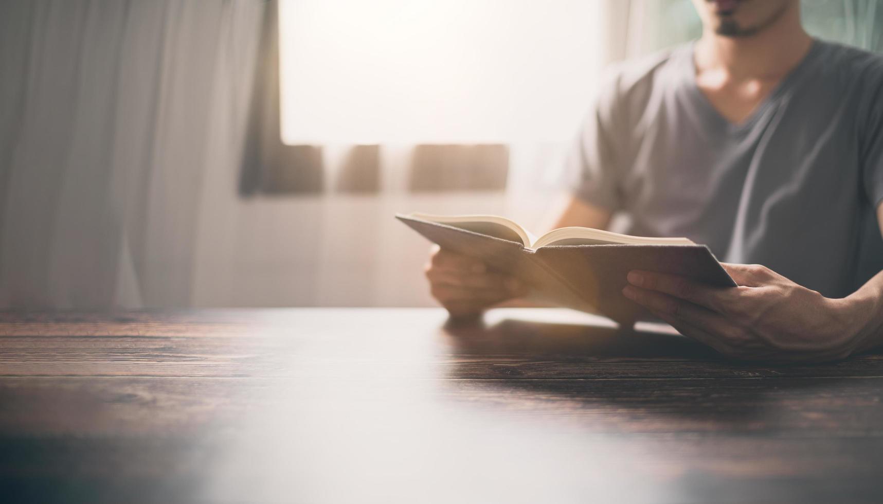 la gente lee libros para aumentar la capacidad de conocimiento foto