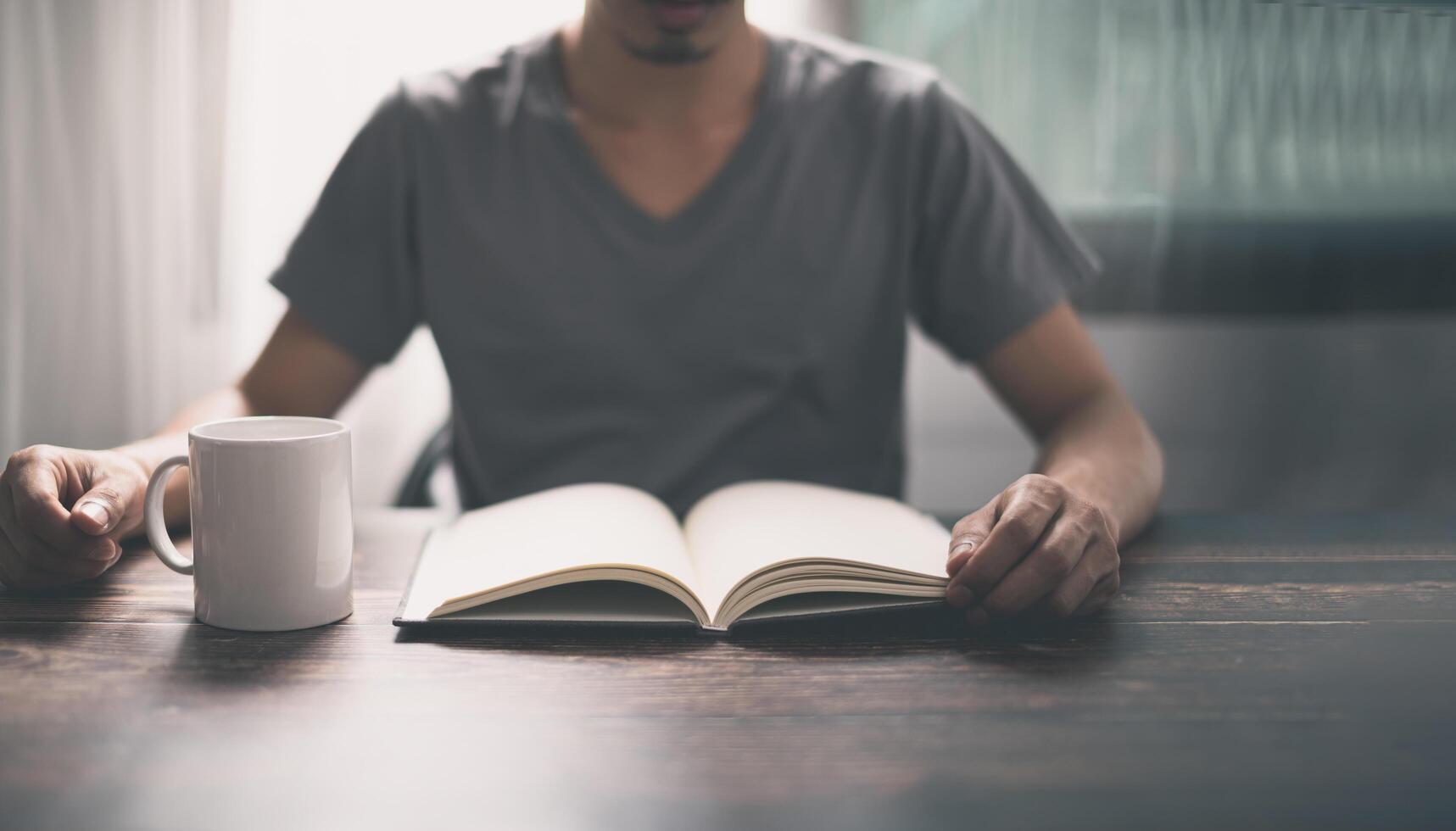 People read books to increase knowledge capability photo