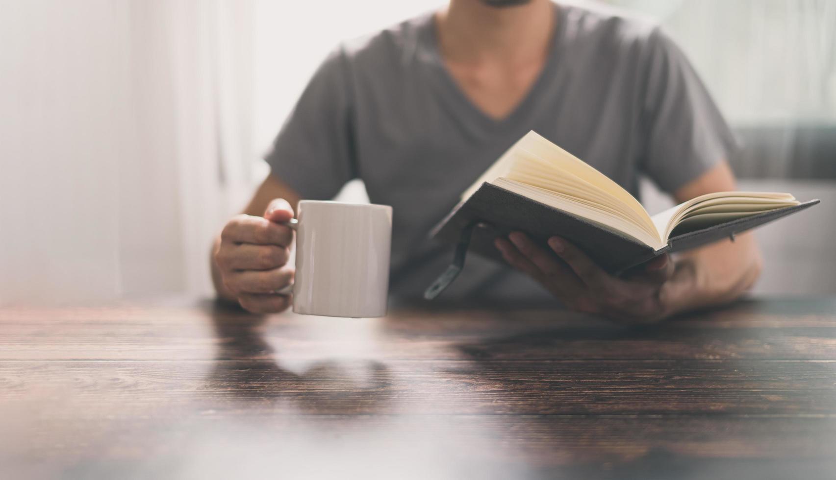 la gente lee libros para aumentar la capacidad de conocimiento foto