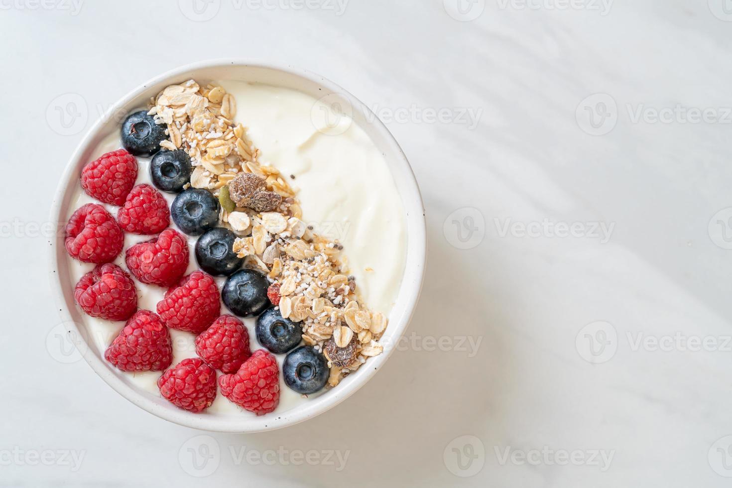 tazón de yogur casero con frambuesa, arándano y granola - estilo de comida saludable foto