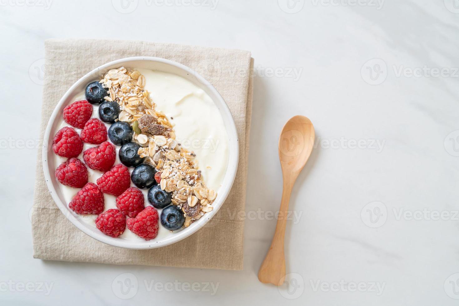 tazón de yogur casero con frambuesa, arándano y granola - estilo de comida saludable foto