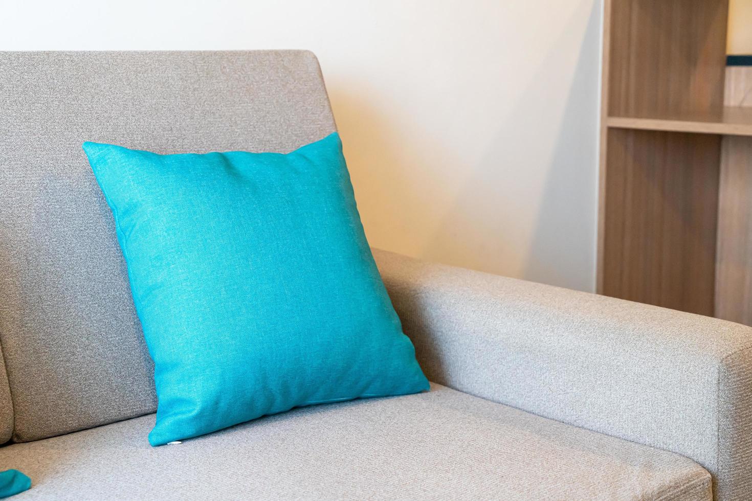 Decoración de almohadas cómodas en el sofá de la sala de estar foto