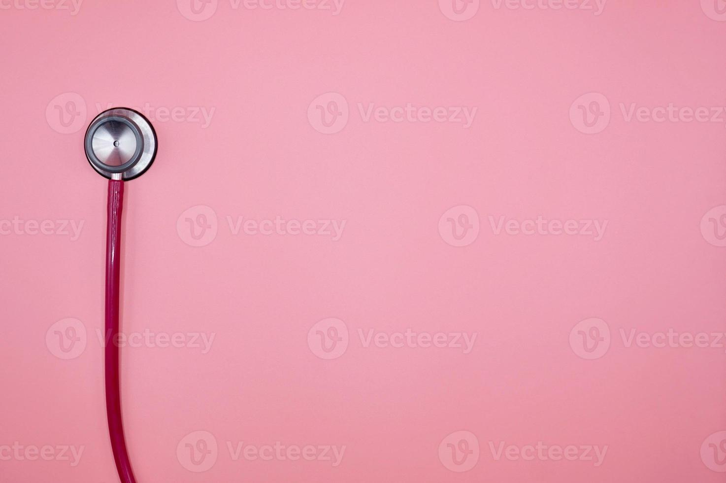 un estetoscopio rosa sobre fondo rosa foto