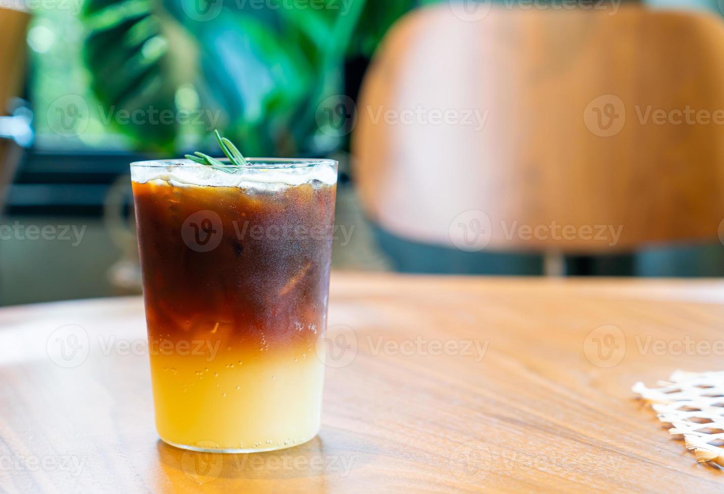 Vaso de café naranja yuzu en cafetería cafetería restaurante foto