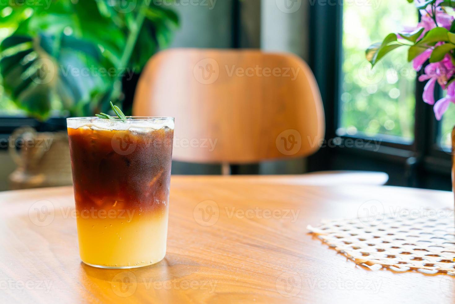 Vaso de café naranja yuzu en cafetería cafetería restaurante foto