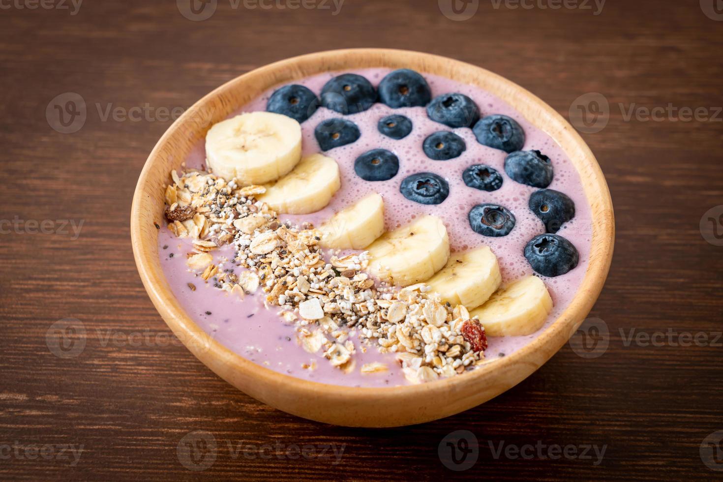 tazón de yogur o batido con arándanos, plátano y granola - estilo de comida saludable foto