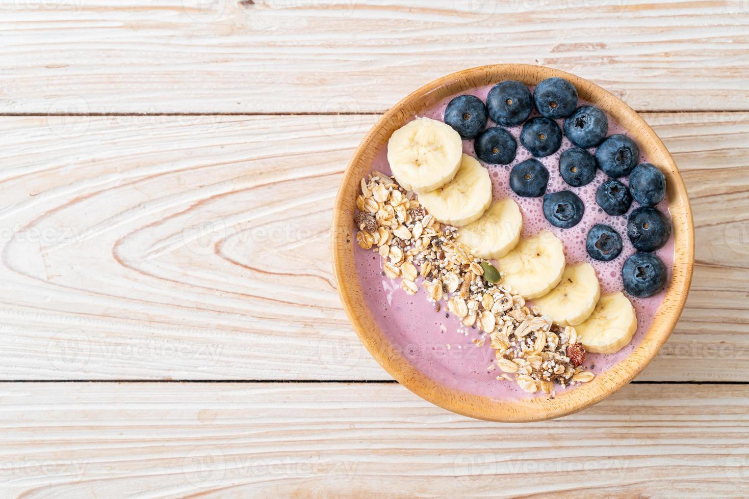 tazón de yogur o batido con arándanos, plátano y granola - estilo de comida saludable foto