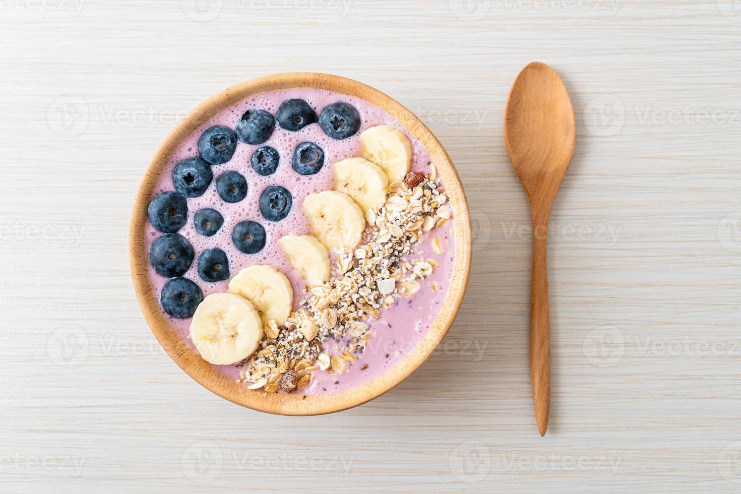 tazón de yogur o batido con arándanos, plátano y granola - estilo de comida saludable foto