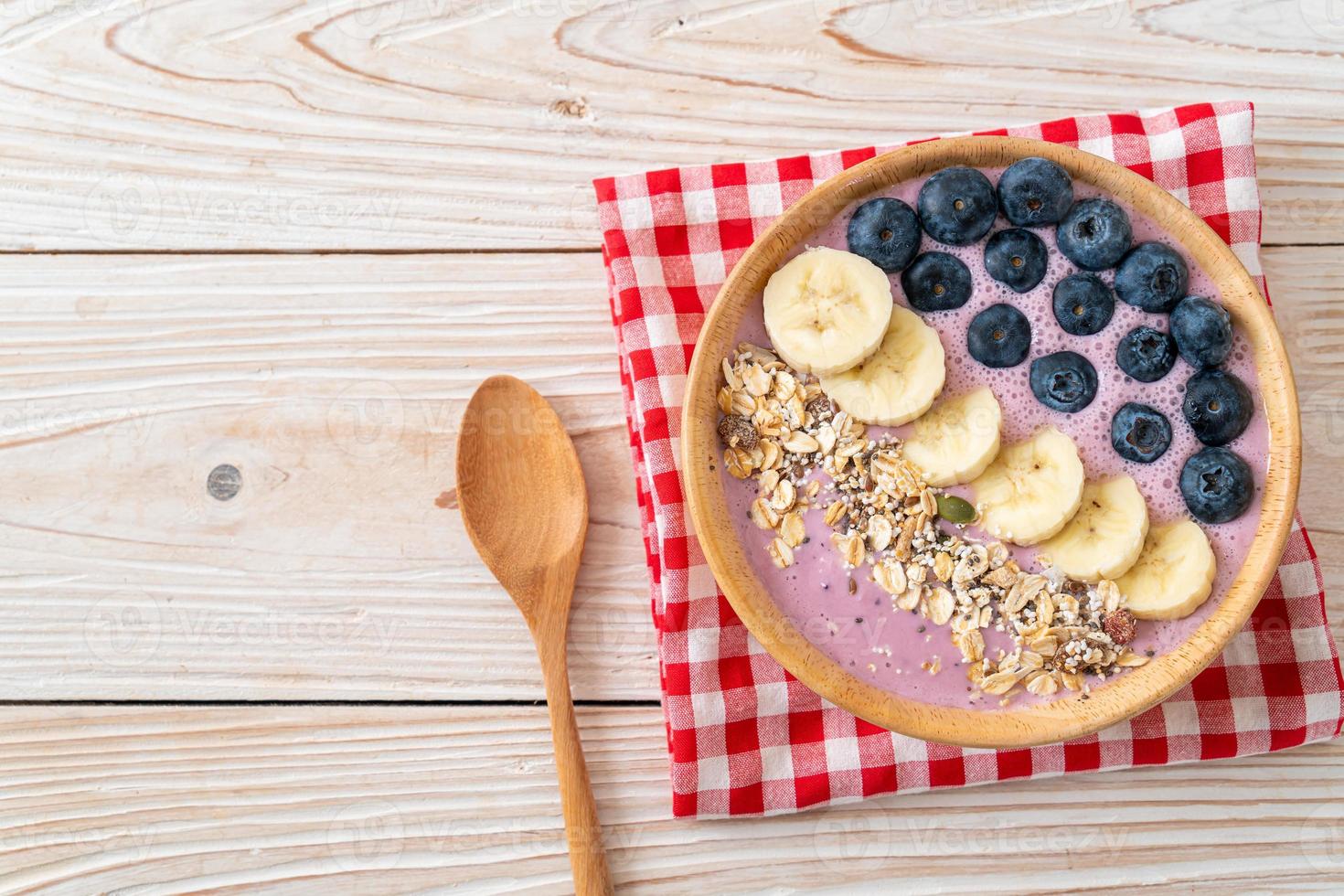 tazón de yogur o batido con arándanos, plátano y granola - estilo de comida saludable foto