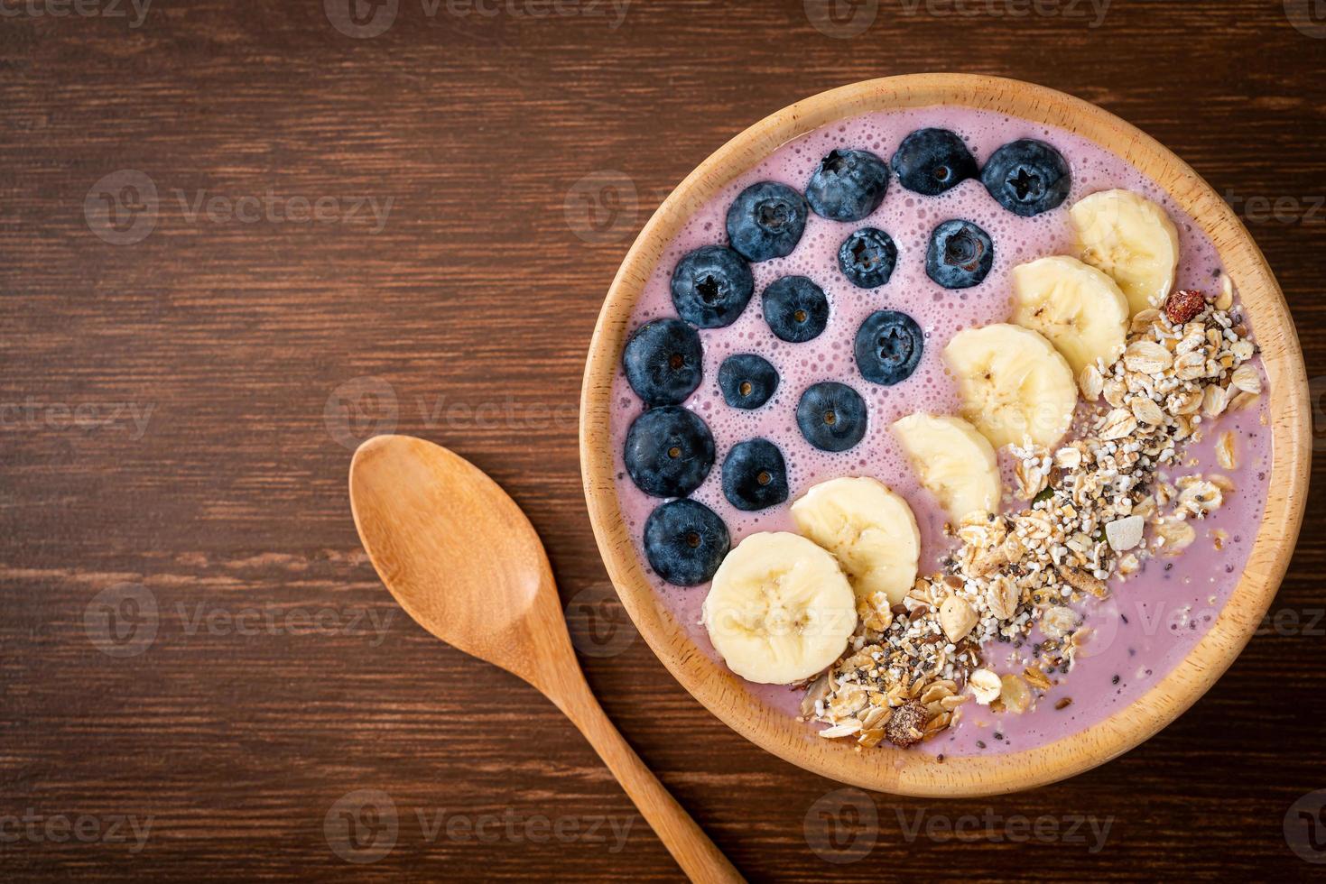 tazón de yogur o batido con arándanos, plátano y granola - estilo de comida saludable foto