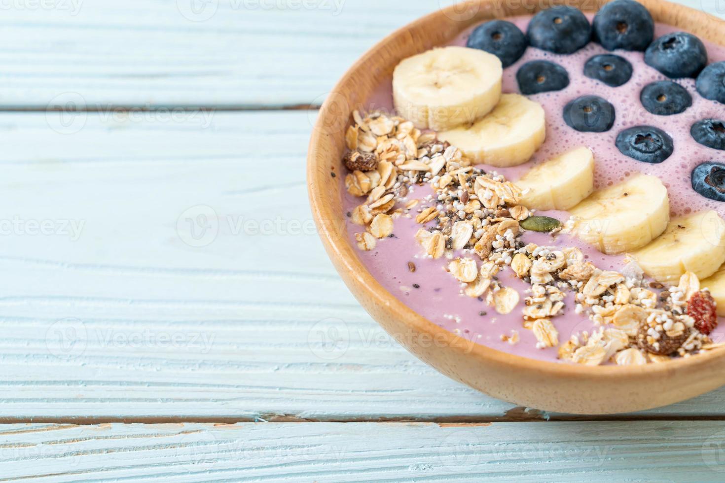 tazón de yogur o batido con arándanos, plátano y granola - estilo de comida saludable foto