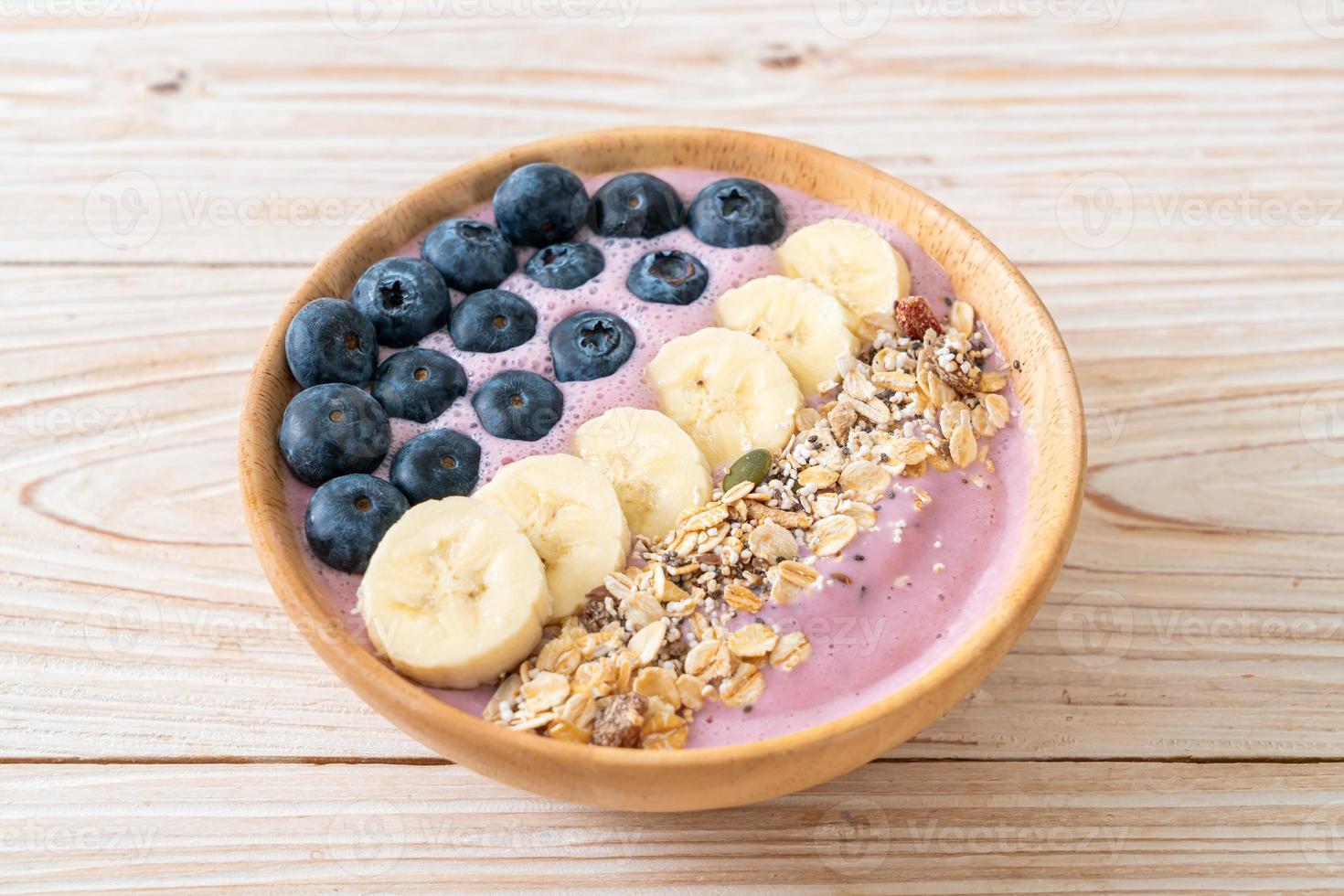 tazón de yogur o batido con arándanos, plátano y granola - estilo de comida saludable foto