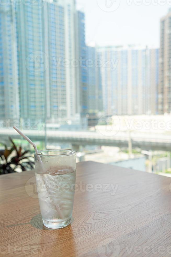 vaso de agua con hielo en la mesa foto