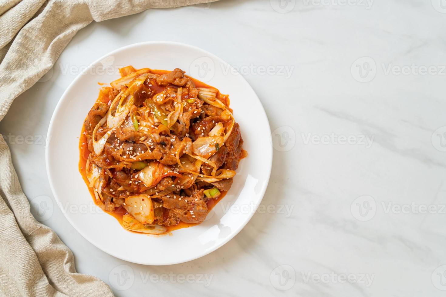 cerdo salteado con pasta picante coreana y kimchi - estilo de comida coreana foto