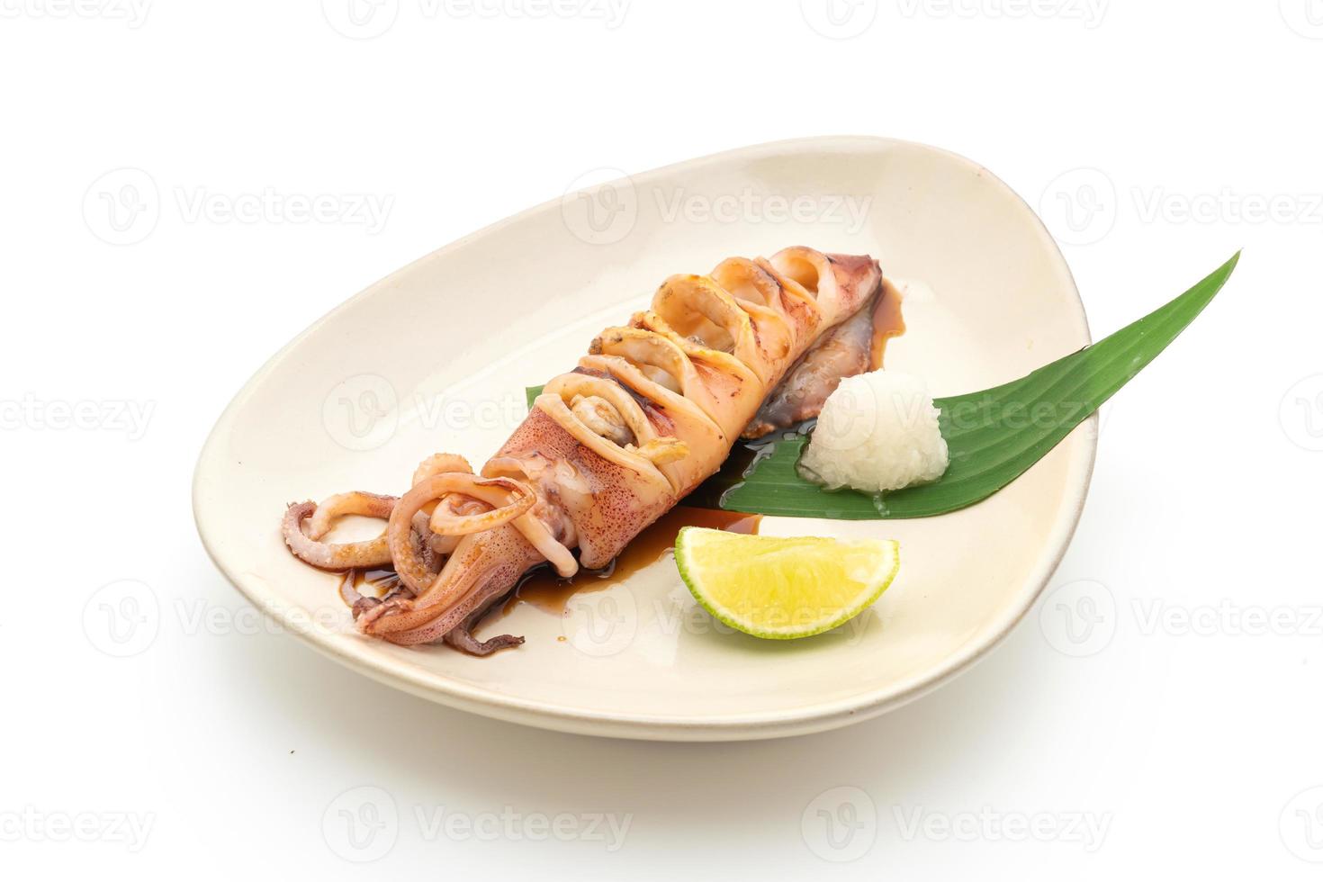 Calamares a la plancha con salsa teriyaki aislado sobre fondo blanco. foto