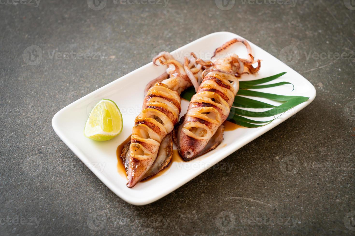 Calamares a la plancha con salsa teriyaki en plato foto
