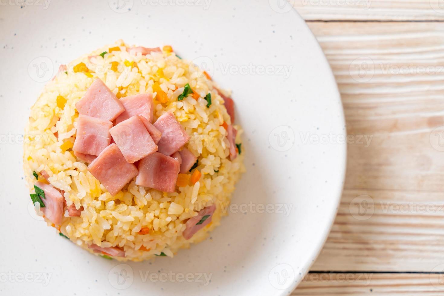Homemnade arroz frito con jamón en la placa foto